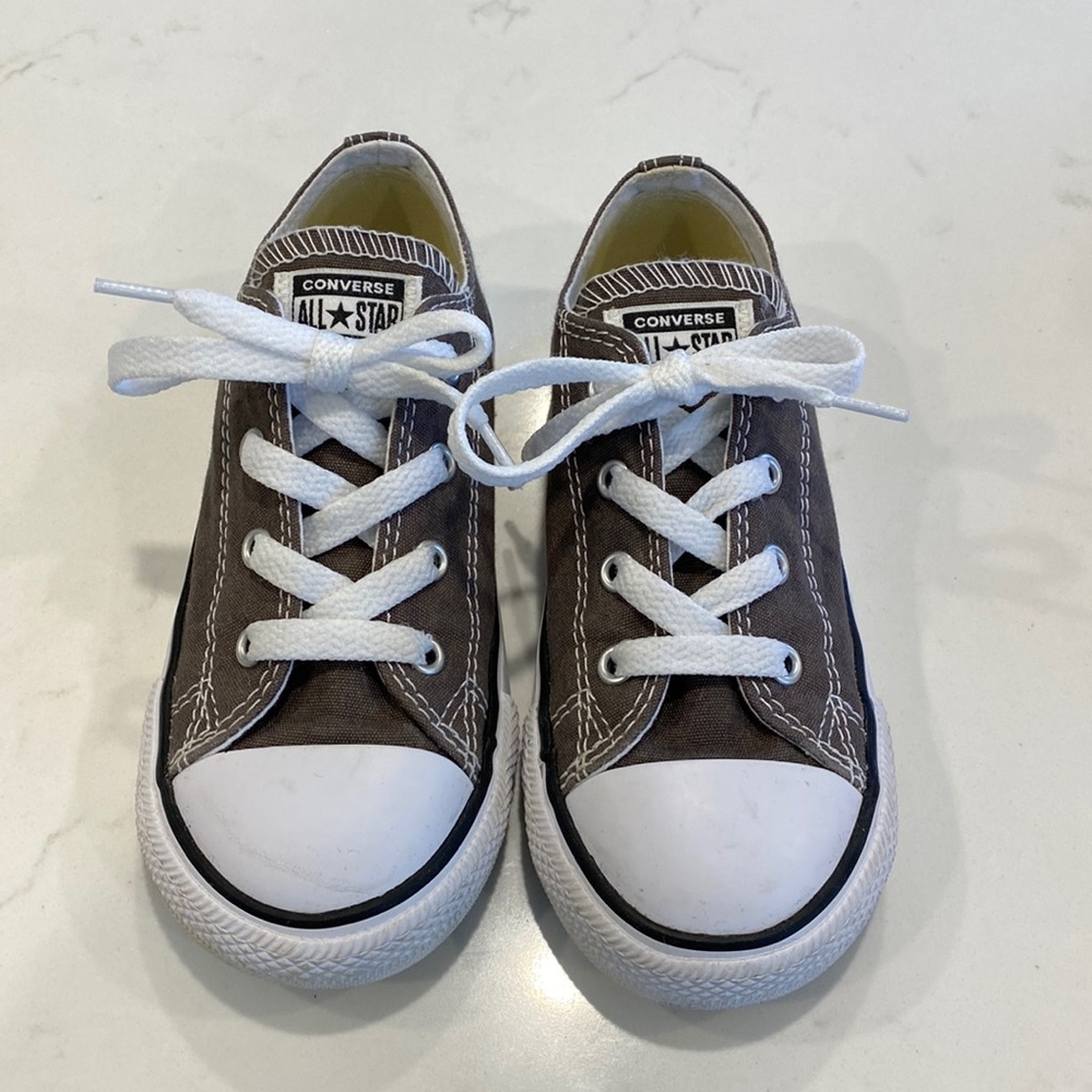 Little kids converse